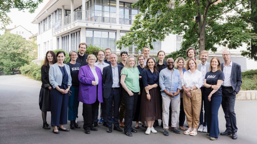 Gruppenfoto einer großen, diversen Gruppe